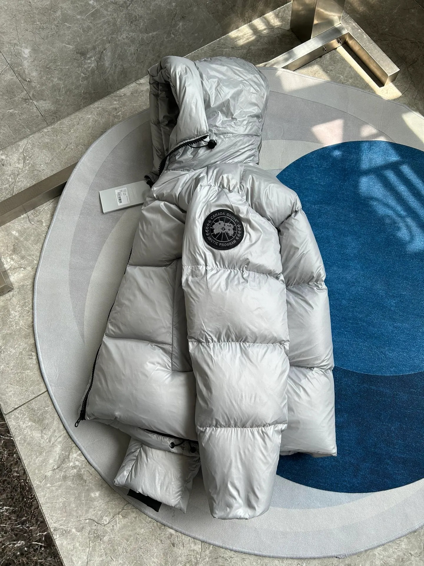 P820 ​​Gray Black Label Style No.: Y111 𝘾𝘼𝙉𝘼𝘿𝘼 𝙂𝙊𝙊𝙎𝙀/Canada Goose 2023 Limited New Crofton Puff Down Jacket Pure Guangzhou Inspection 80 White Duck Down Filling‼  Top version, ceiling level‼ Crofton soft bread, the latest style in 2023, has a cold protection effect of up to level 4. It is made of recycled Feather-Light tear-resistant fabric. It is ultra-light and has no weight on the upper body at all! The unique black label highlights your temperament‼  Canada Goose, a Canadian brand, has always been recognized as the warmest down jacket. Various Instagram celebrities, Internet celebrities, and celebrities often wear it for street photos. I do Canada Goose every year, but I still can’t get rid of my love for the geese. No matter how cold the winter is, there is no need to be afraid, because there are geese! Filled with 80% white duck down, Canada Goose is the legendary warmest down jacket and is known as a must-have for Arctic outdoor sports! The most popular down jacket in the world, celebrities are rushing to buy it, it is a must-have! Same style for men and women Size: S~XXL